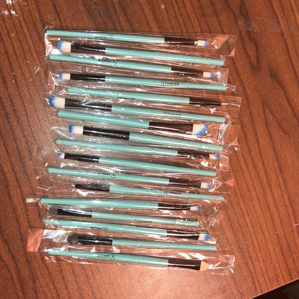 17 makeup brushes